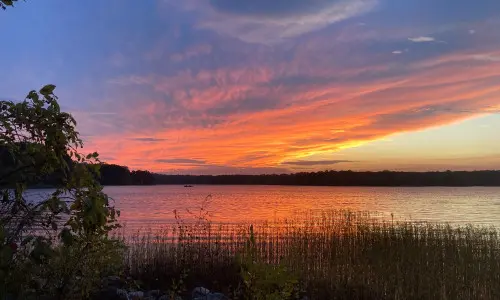 Tramonto su un lago