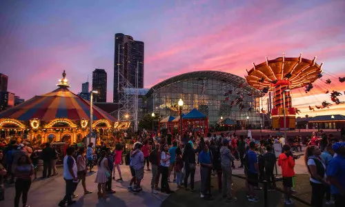 Una fiera con persone e giostre