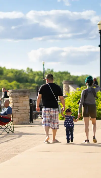 Famiglia a passeggio in una giornata di sole.