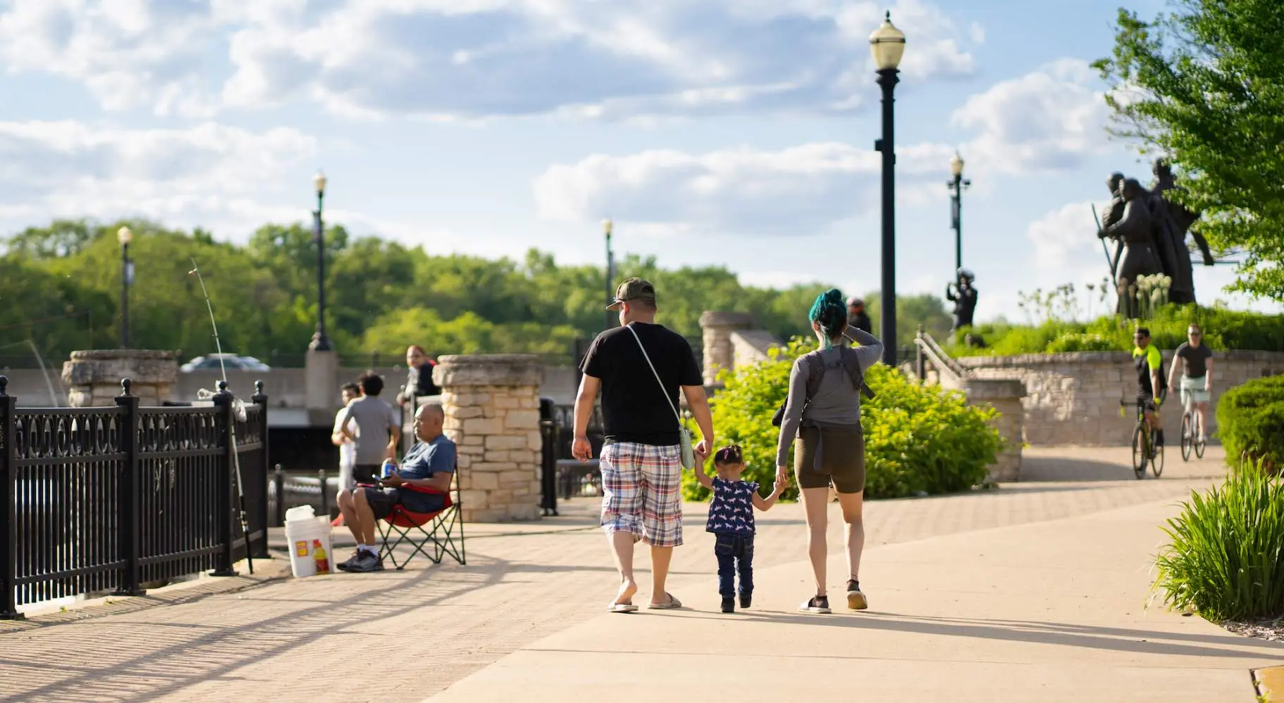 Famiglia a passeggio in una giornata di sole.