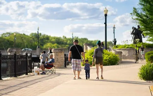Famiglia a passeggio in una giornata di sole.