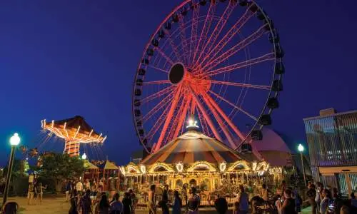 La ruota panoramica illuminata di sera