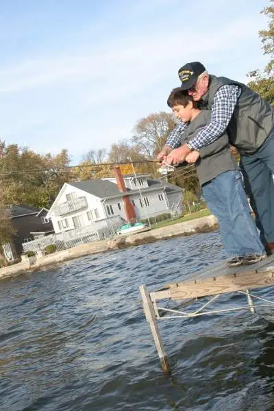 Nonno e figlio a pesca 