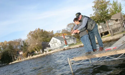 Nonno e bambino a pesca