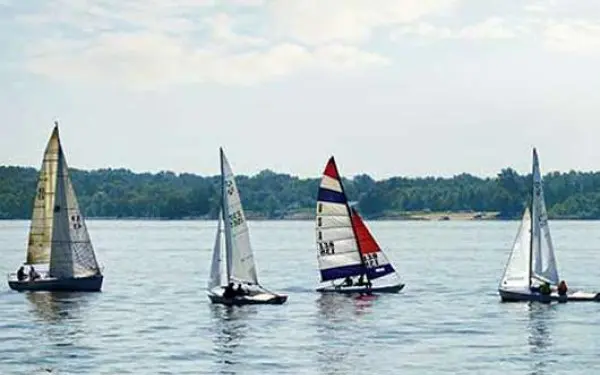 Quattro piccole barche a vela in lontananza