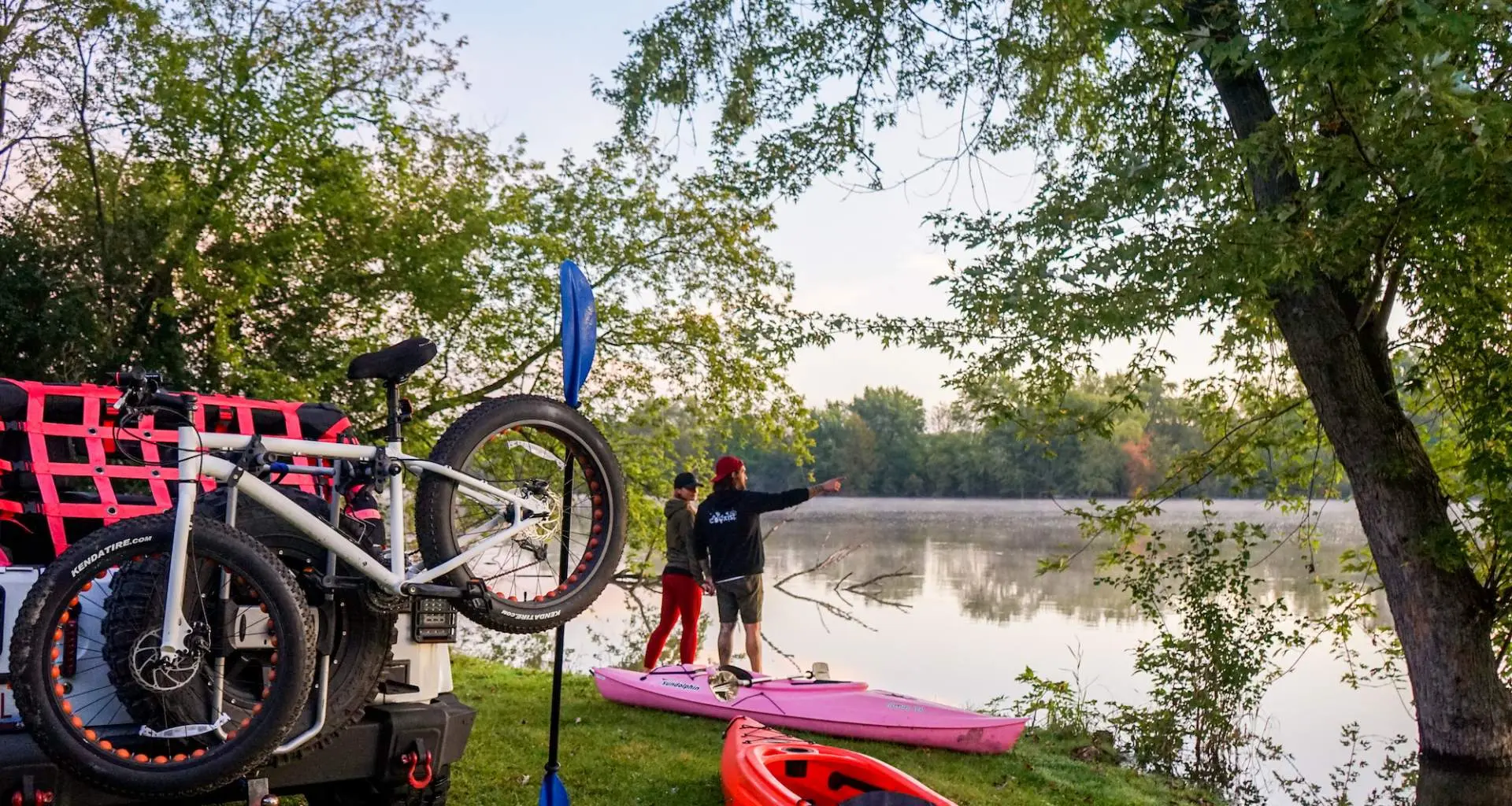 Attrezzatura vicino a un fiume