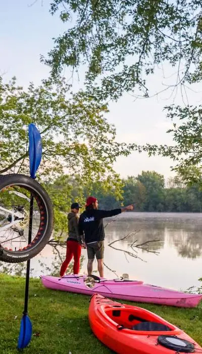 Attrezzatura vicino a un fiume