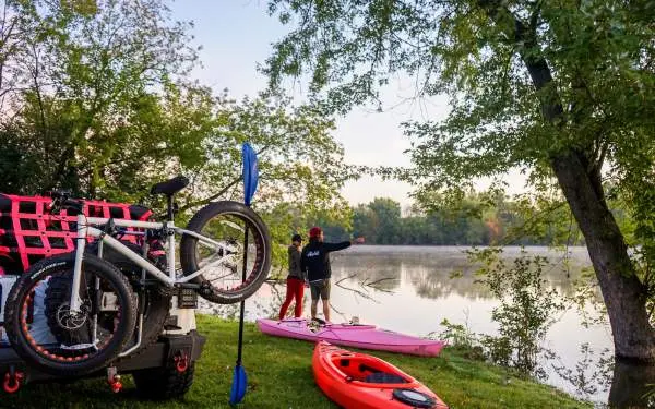 Attrezzatura vicino a un fiume