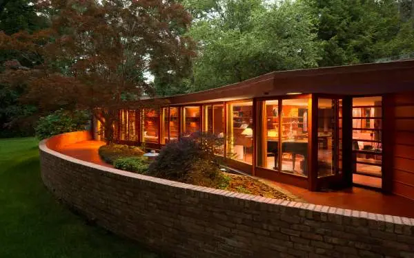 L'esterno di una casa illuminata