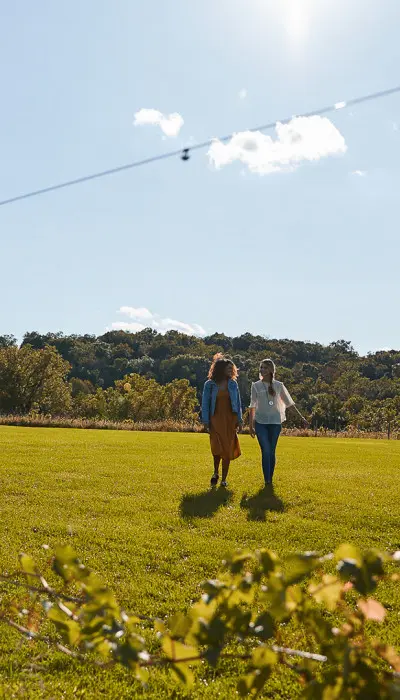 Due amici che camminano in un campo.