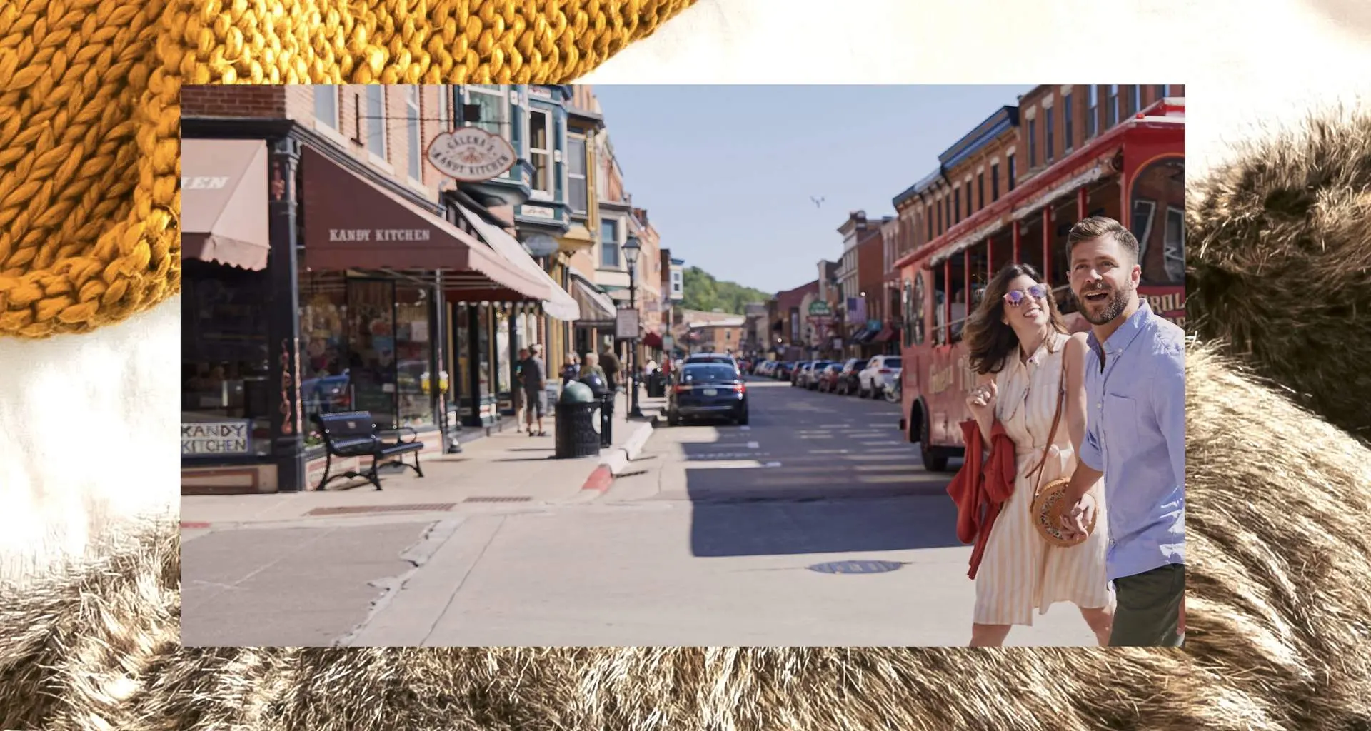 Una passeggiata di coppia nella via principale di Galena