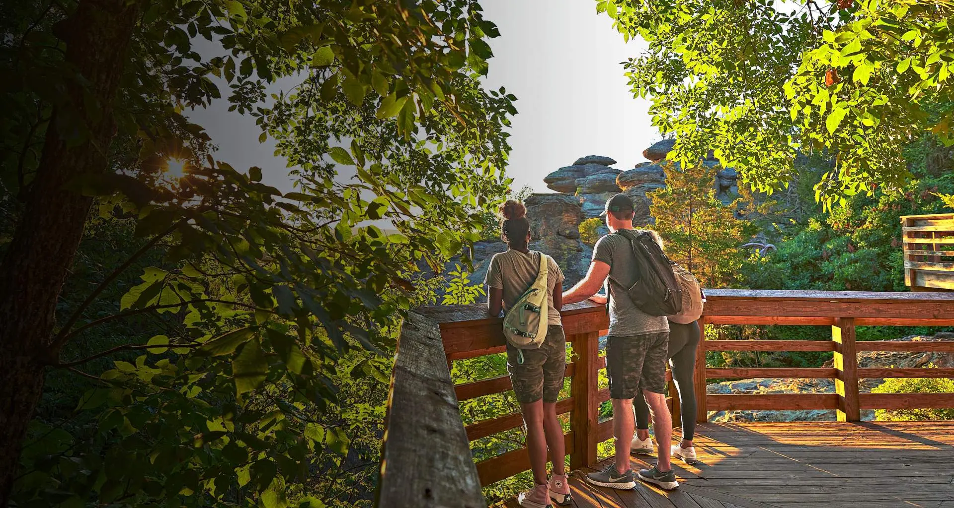 Escursionisti ammirano Garden of the Gods da una piattaforma panoramica