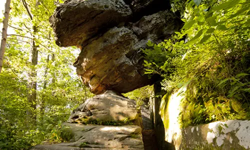 Grandi rocce appoggiate l'una all'altra