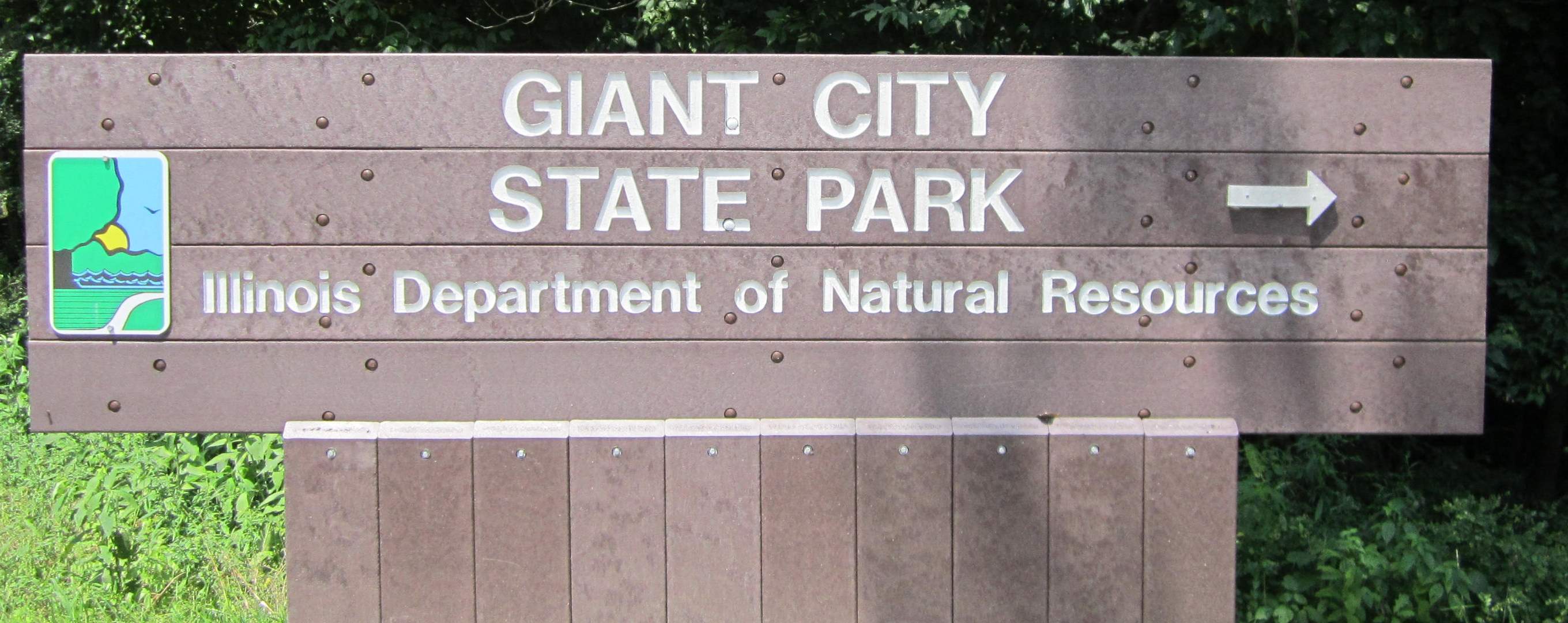 Un cartello che indica la strada per il Giant City State Park