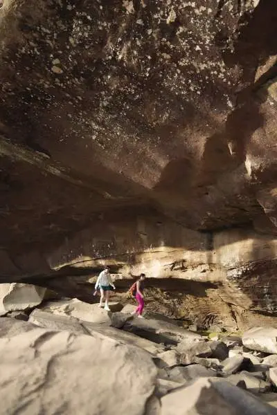 Persone che camminano in una grotta rocciosa