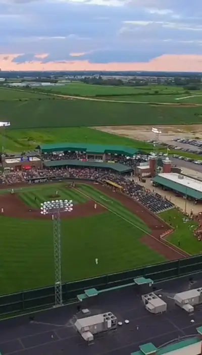 Ripresa aerea del Gateway Grizzlies Stadium.