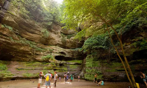 Escursionisti che si riposano e ammirano la cascata