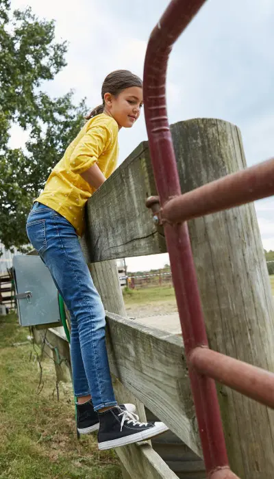 Bambini che guardano un cavallo oltre il recinto