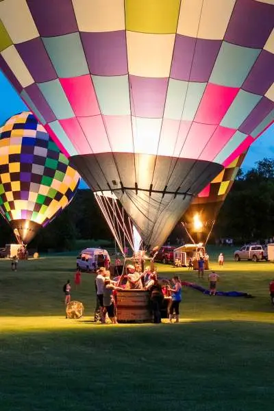 Persone che si godono la Great Galena Balloon Race di notte.