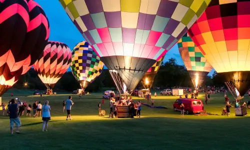 Persone che si godono la Great Galena Balloon Race di notte.