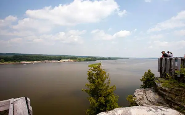 Turisti con vista sul fiume Illinois