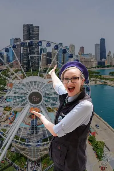 Jane Lynch sovrapposta a un'immagine aerea del Navy Pier e di Chicago