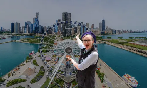 Jane Lynch sovrapposta a un'immagine aerea del Navy Pier e di Chicago