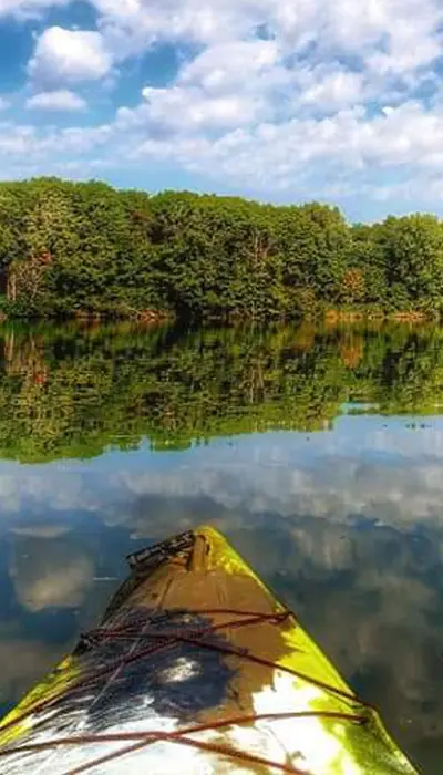 Kayak su un lago