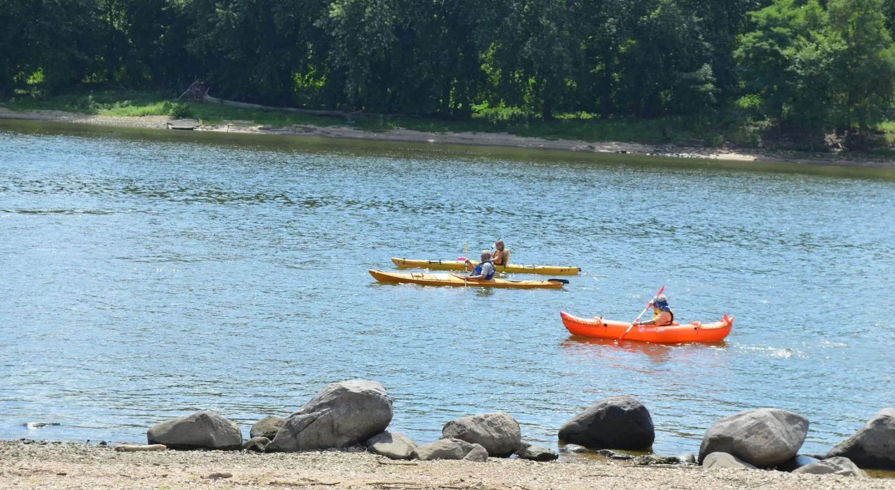 Tre kayakisti a Starved Rock Ottawa.