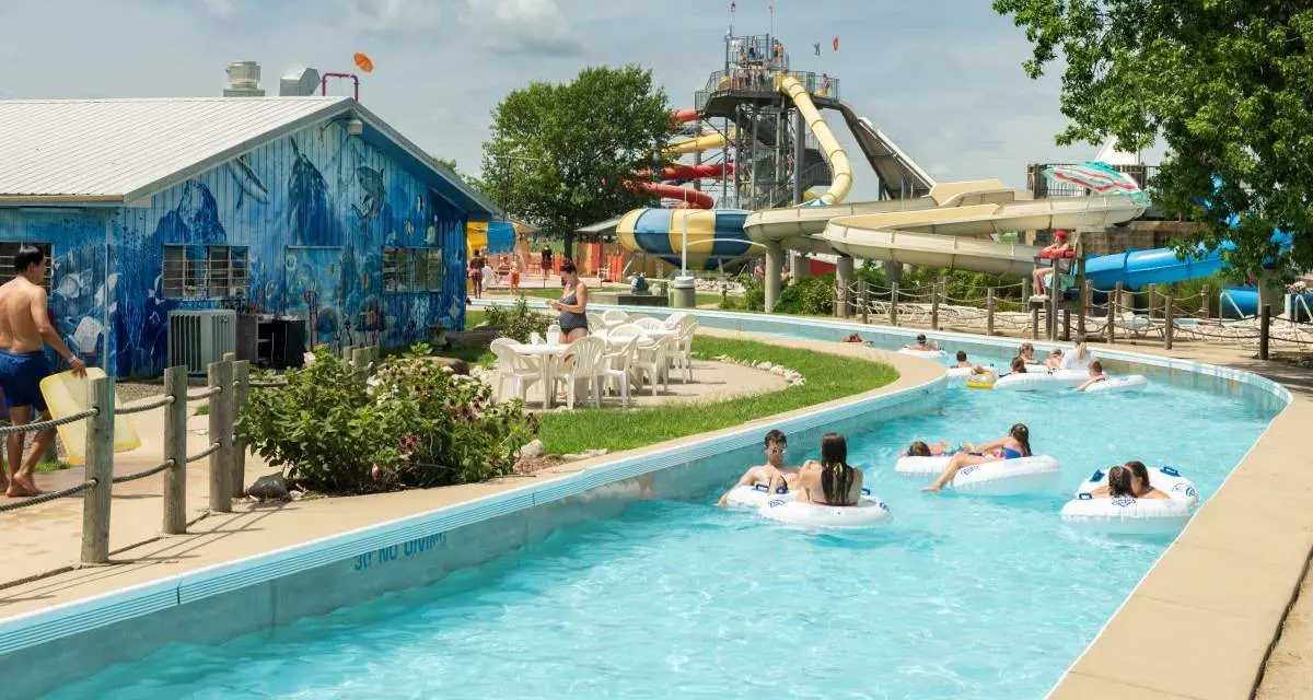 I bambini sul fiume pigro di Splash Kingdom