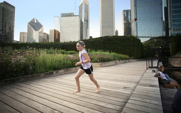 Una ragazza che corre 