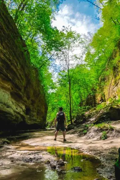 Un uomo si trova tra due pareti rocciose 