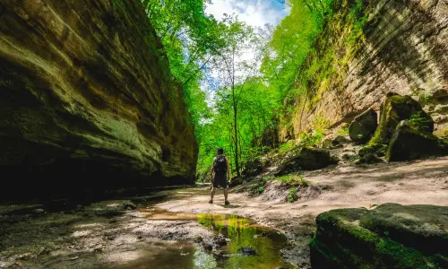 Un uomo tra due pareti rocciose 