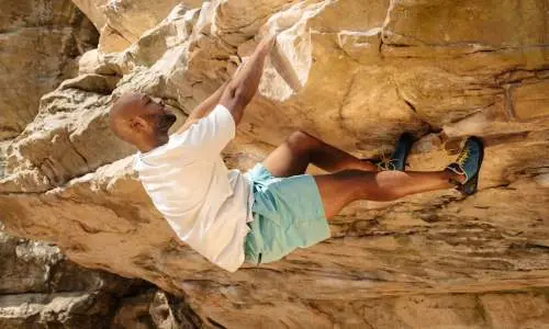 Un uomo sospeso su una parete rocciosa