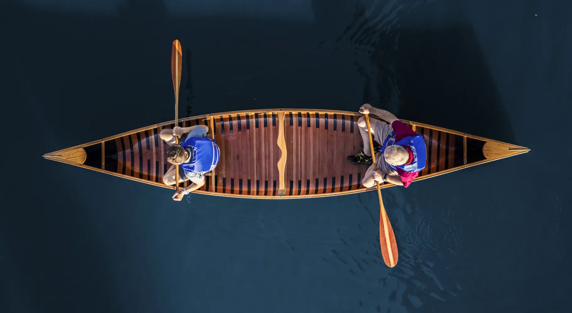 Foto aerea di due persone in canoa su acqua blu