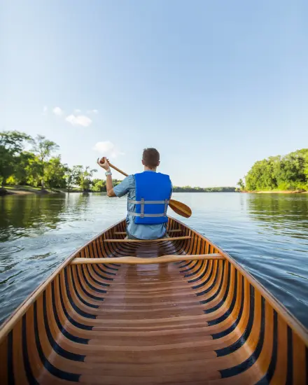 Uomo in canoa lungo il fiume