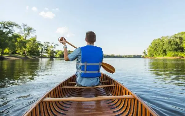Uomo in canoa lungo il fiume