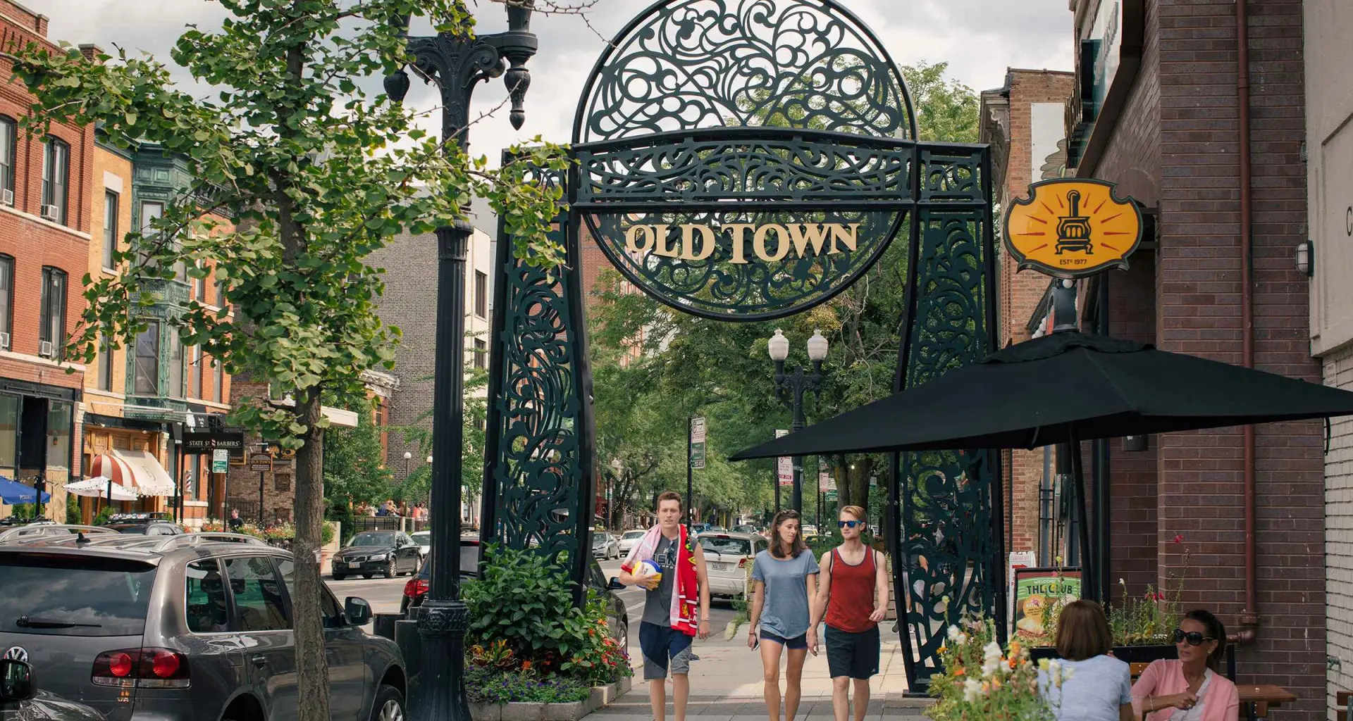 Persone a passeggio sotto l'Old Town Archway