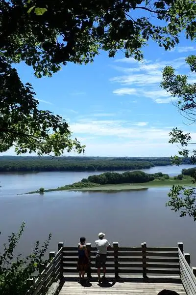 Piattaforma in piedi con vista sul fiume