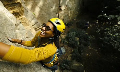 Uno scalatore appeso a una parete rocciosa