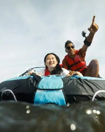 Persone su un gonfiabile nel lago Rend