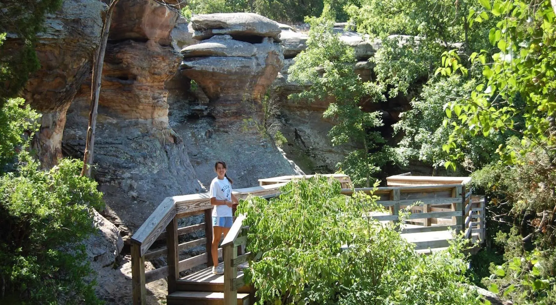 Ragazza che passeggia al Rim Rock Walk in una bella giornata di sole.