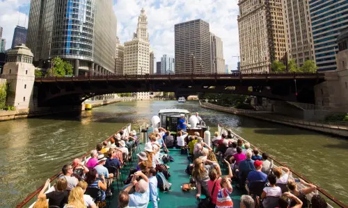 Persone in crociera che guardano gli edifici intorno a loro