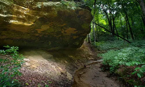 Una grotta di roccia nella foresta