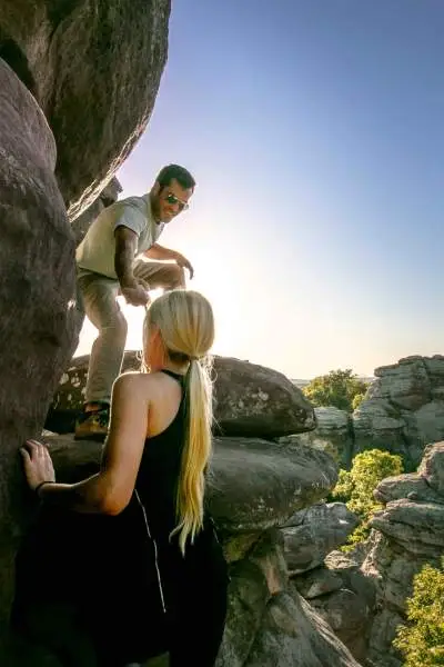 Due persone che si arrampicano su grandi rocce nella foresta nazionale di Shawnee