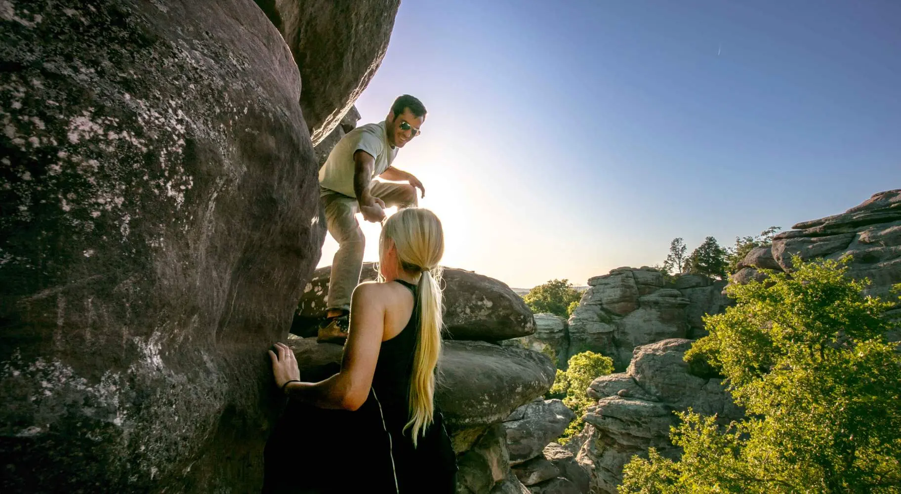 Due persone che si arrampicano su grandi rocce nella foresta nazionale di Shawnee
