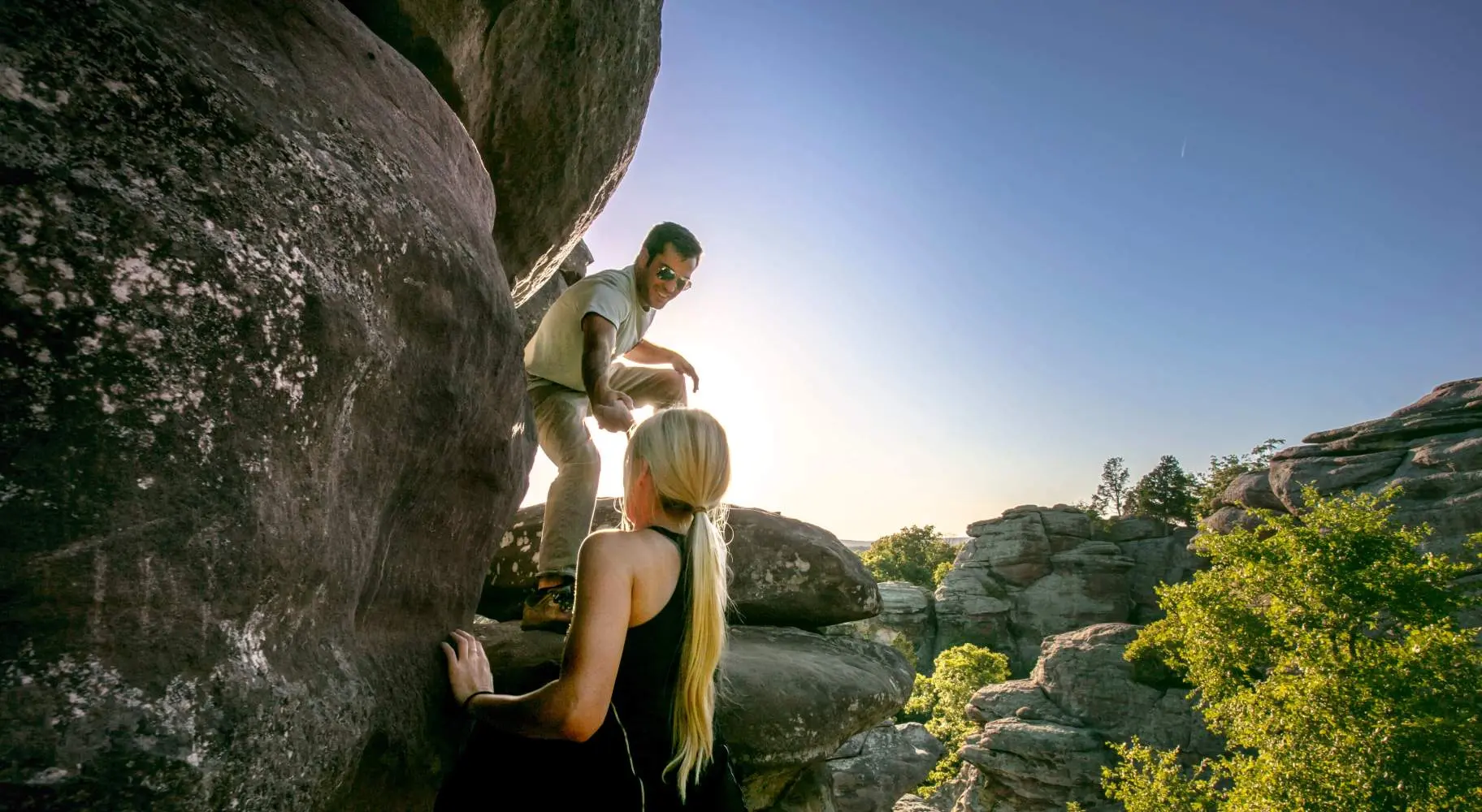 Due persone che si arrampicano su grandi rocce