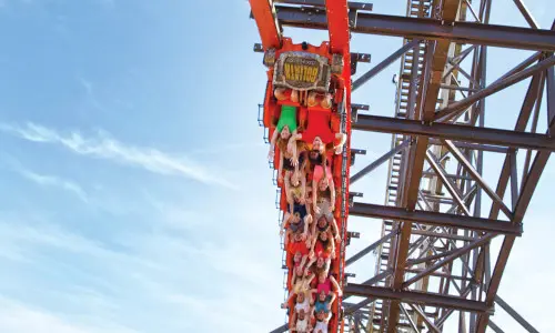 Un ottovolante rosso pieno di gente