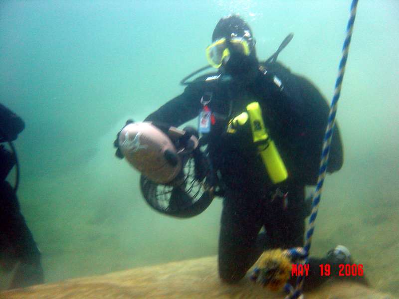 Un subacqueo si immerge nelle acque di Haigh Quarry a Kankakee