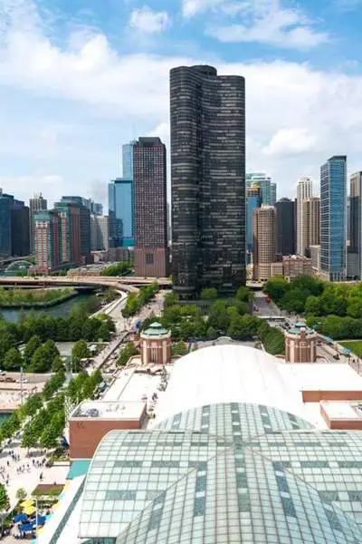 Una veduta aerea del Navy Pier con lo sguardo rivolto allo skyline di Chicago